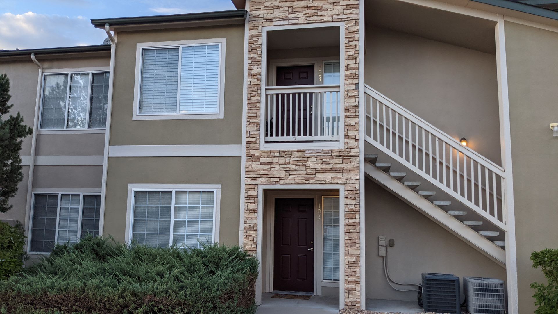 AWESOME 2-BEDROOM CONDO INCL. GARAGE, SWIMMING POOL, WASHER & DRYER! – photo 3