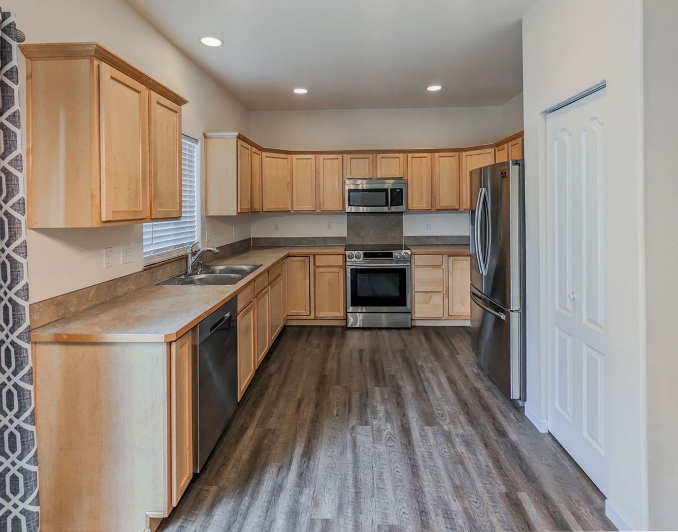 **Move-In Special**Beautiful updated 5bd/2.5ba home is move in ready! – photo 2