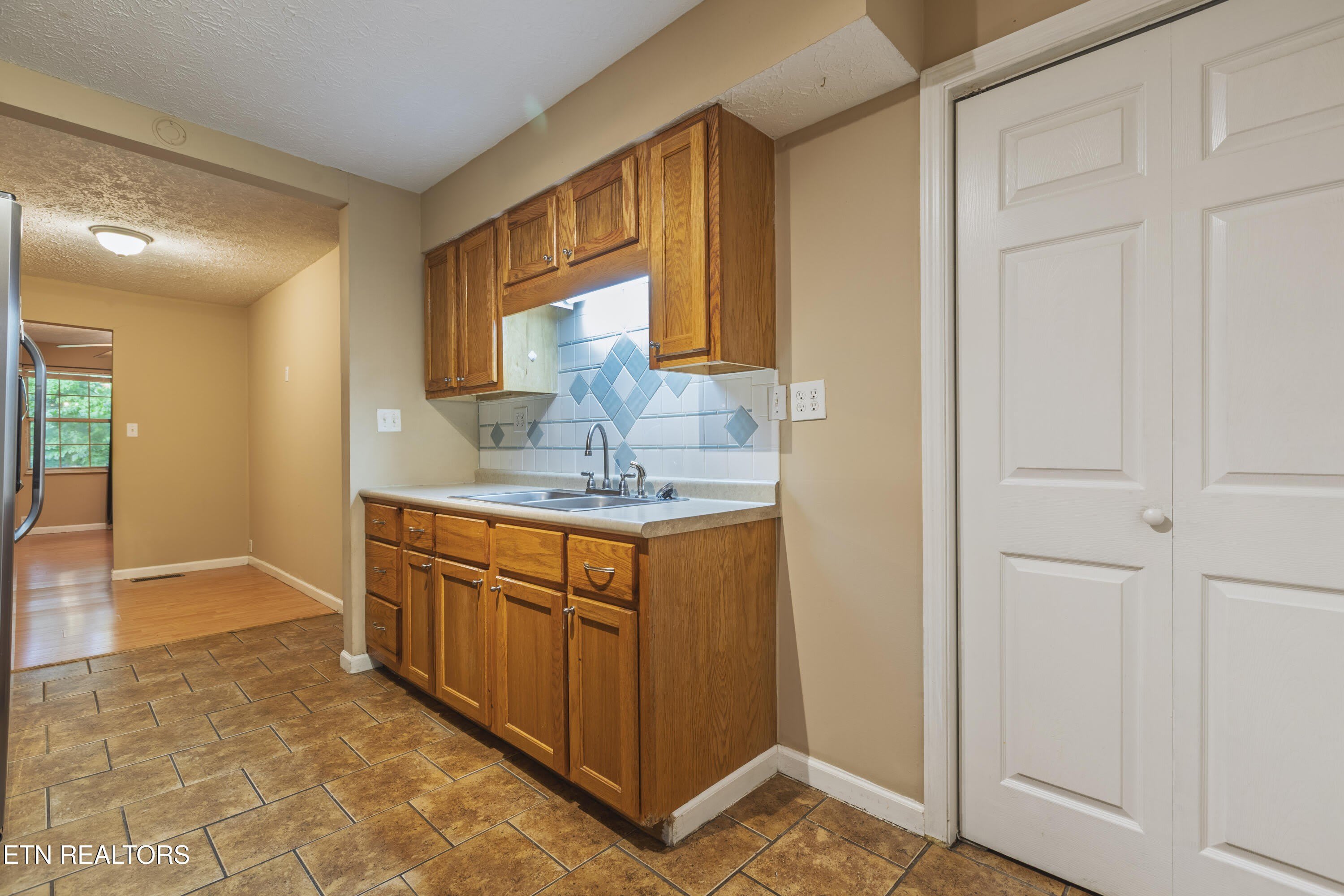 426 Parliament Rd – photo 4