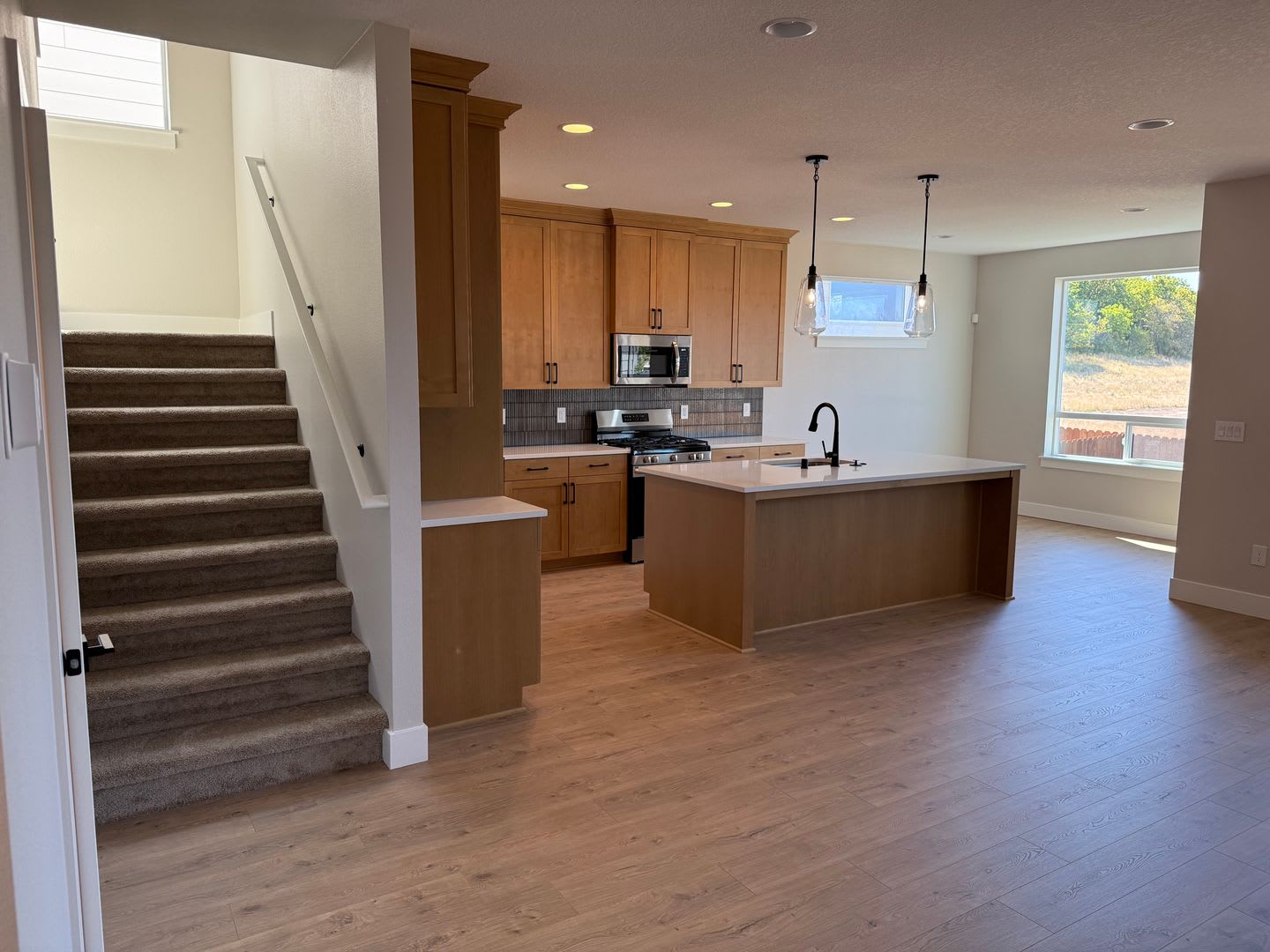 Beautiful Ridgefield Home With Modern Finishes Spacious Layout Attached Garage And Convenient Access To Shopping Parks I 5 – photo 1