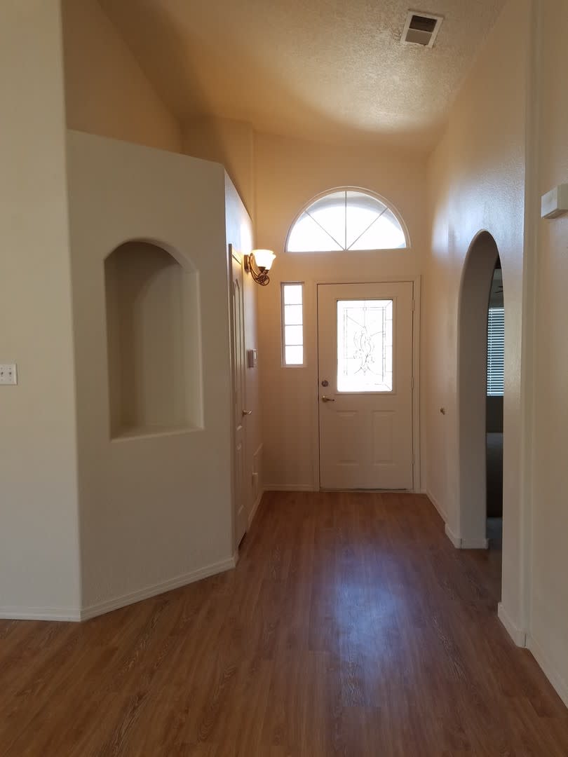 3 Bed 2 Bath 1400 Sq Ft Home In Huning Ranch New Carpet – photo 3