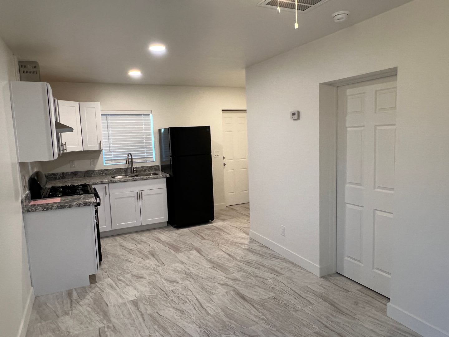 Recently Remodeled 1 Bed. Apt. Near Shopping & Public Transportation – photo 2