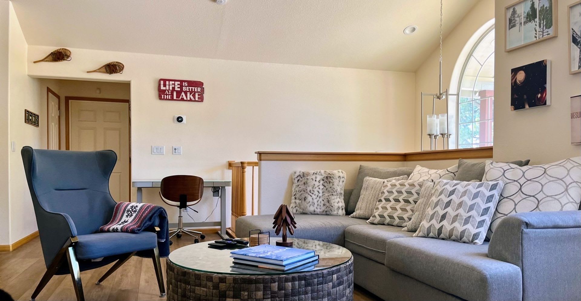 Large Upscale Home With Large Garage – photo 3