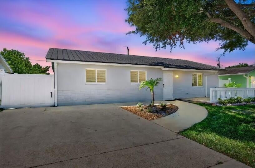 516 E Whitney Drive – photo 2