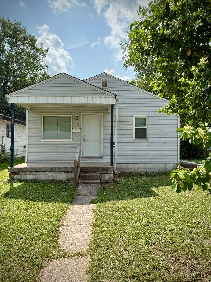 Spacious 3 Bedroom, 1 Bath Home with Basement & Large Backyard – photo 2