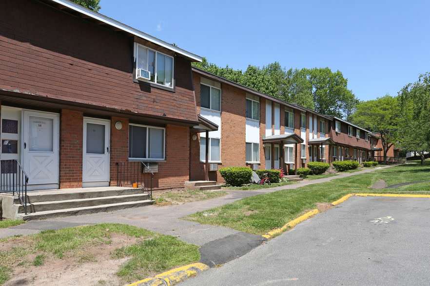 Oakland Gardens Apartments – photo 2