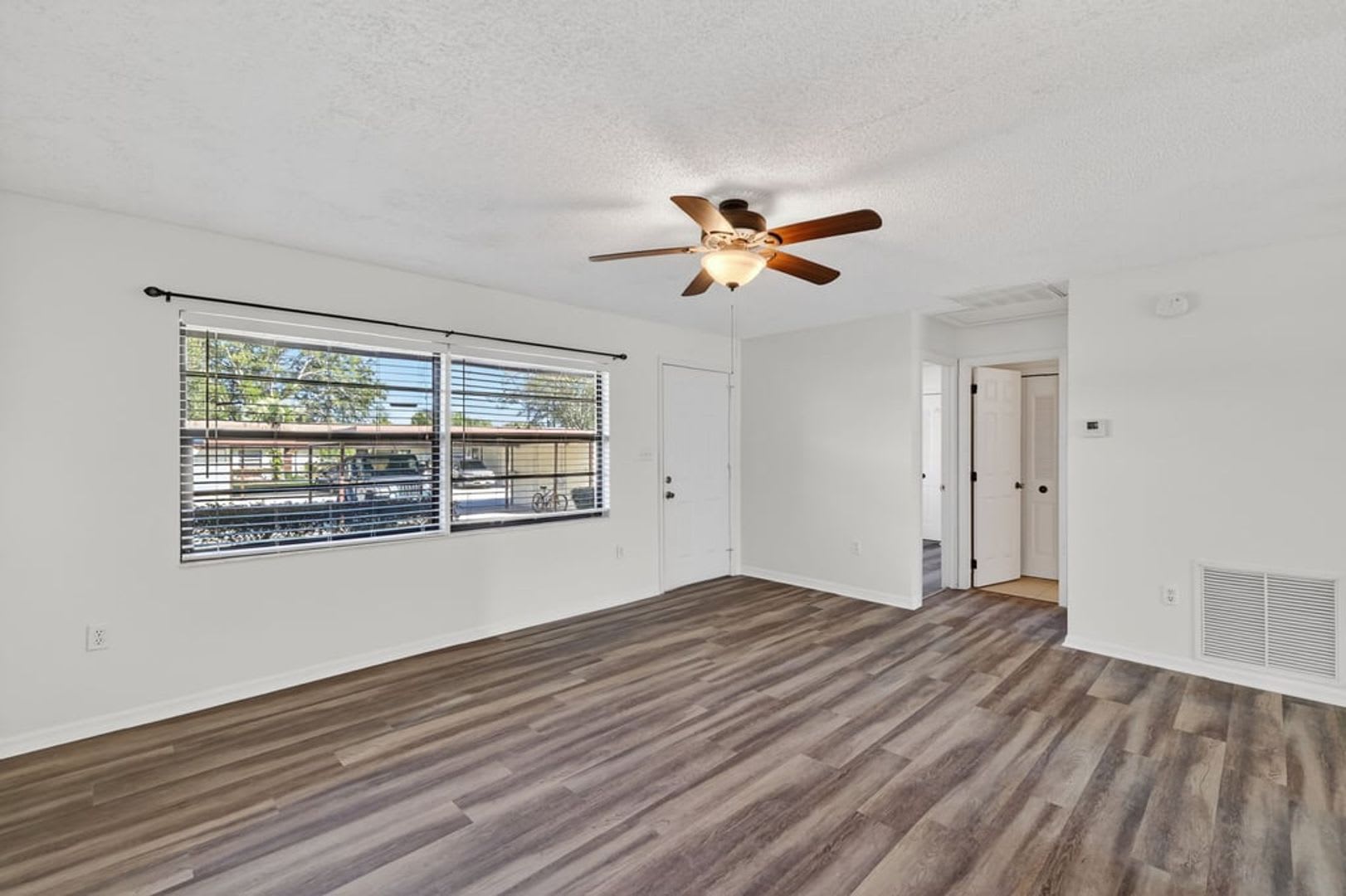 Charming 55+ 2-Bedroom Condo with Community Pool in Tavares – photo 4