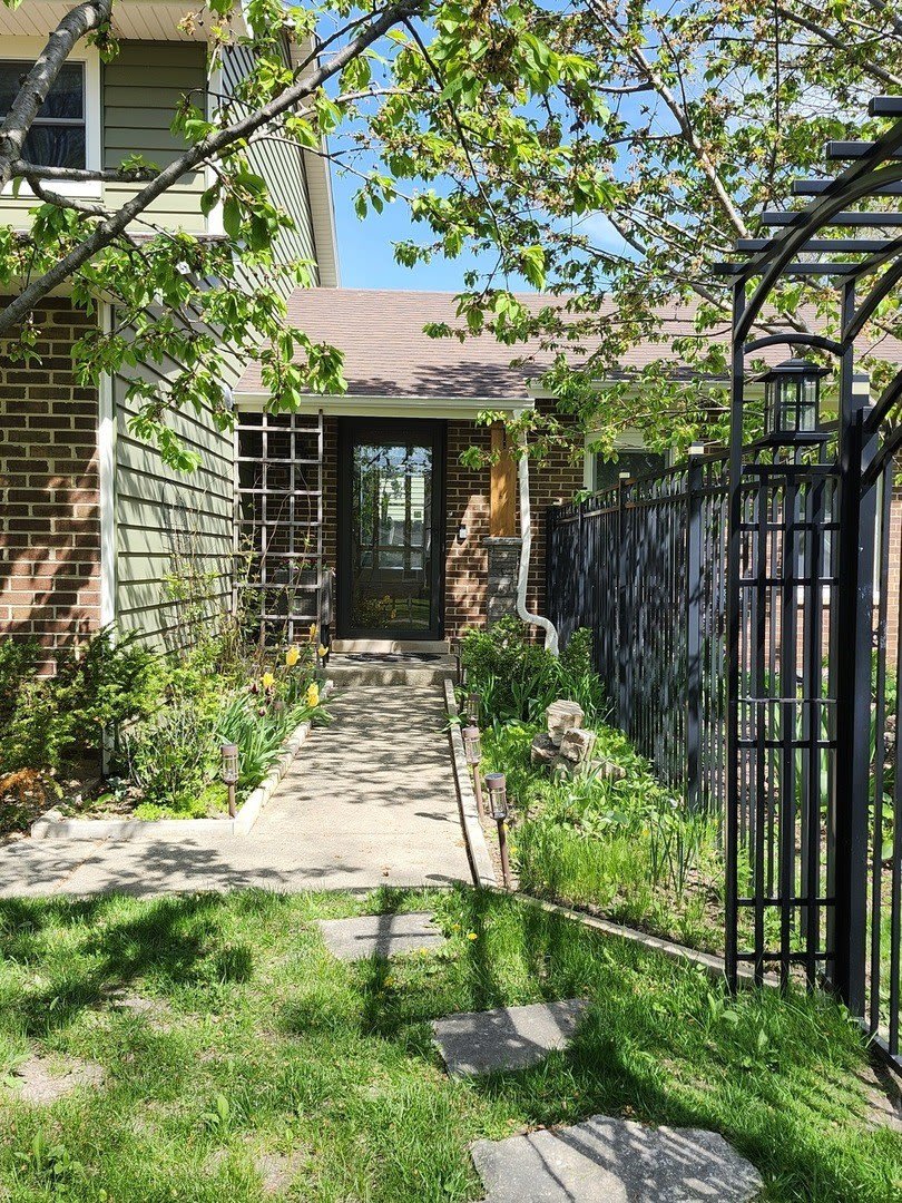 301 Oakbrook Court – photo 4