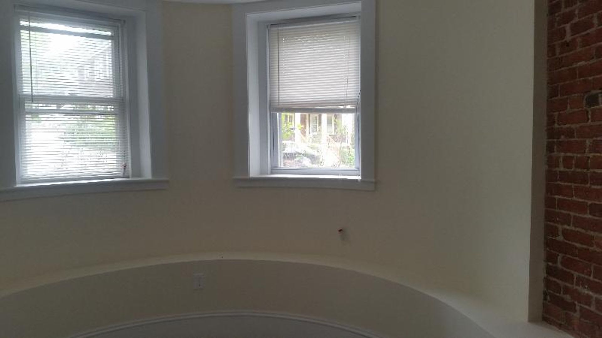 Nicely updated ground level 1 bed with in-unit laundry near the Green Line. – photo 4