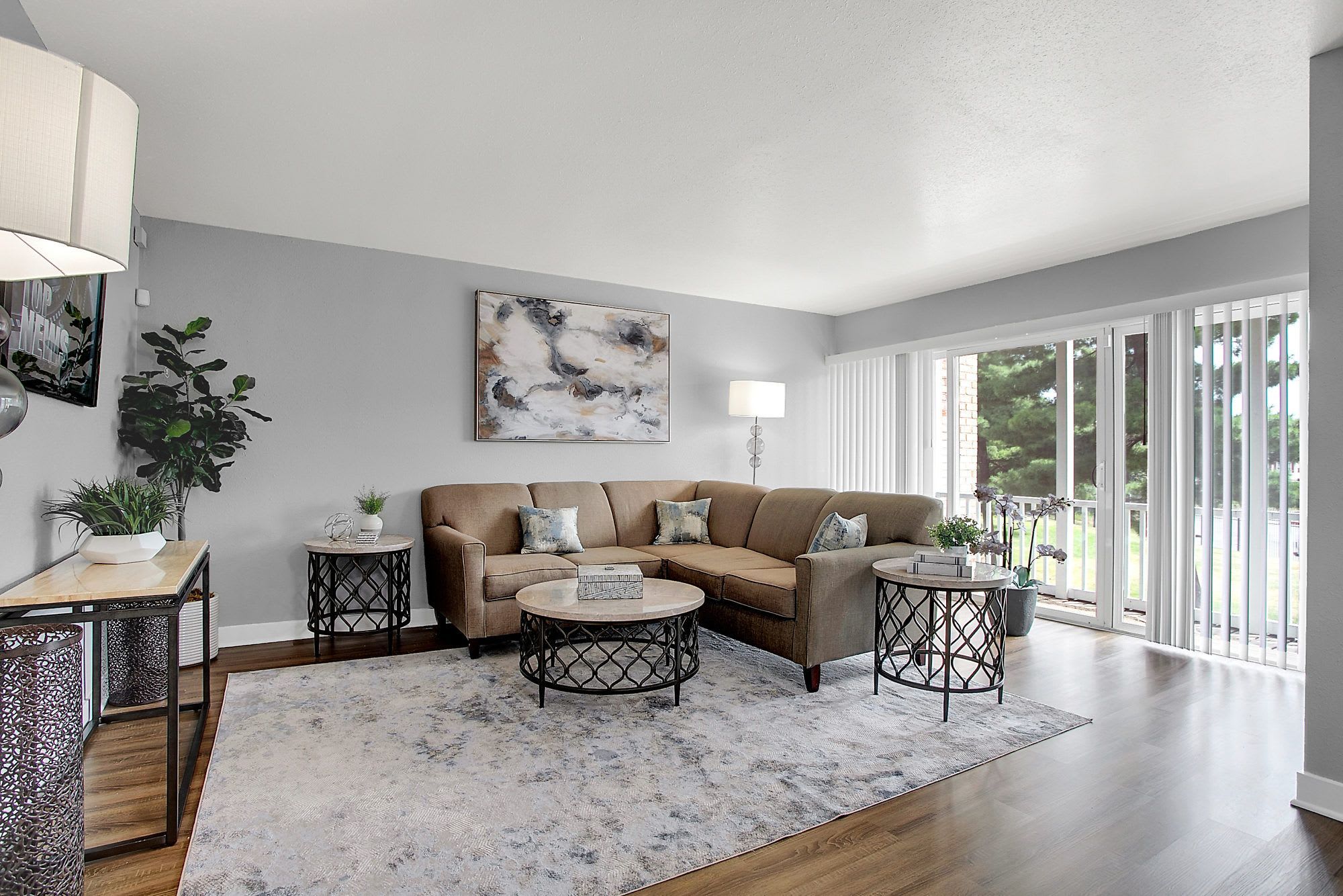 Bright Spacious 955 Sqft 2Br 2Ba Condo Excellent Commuter Location – photo 1