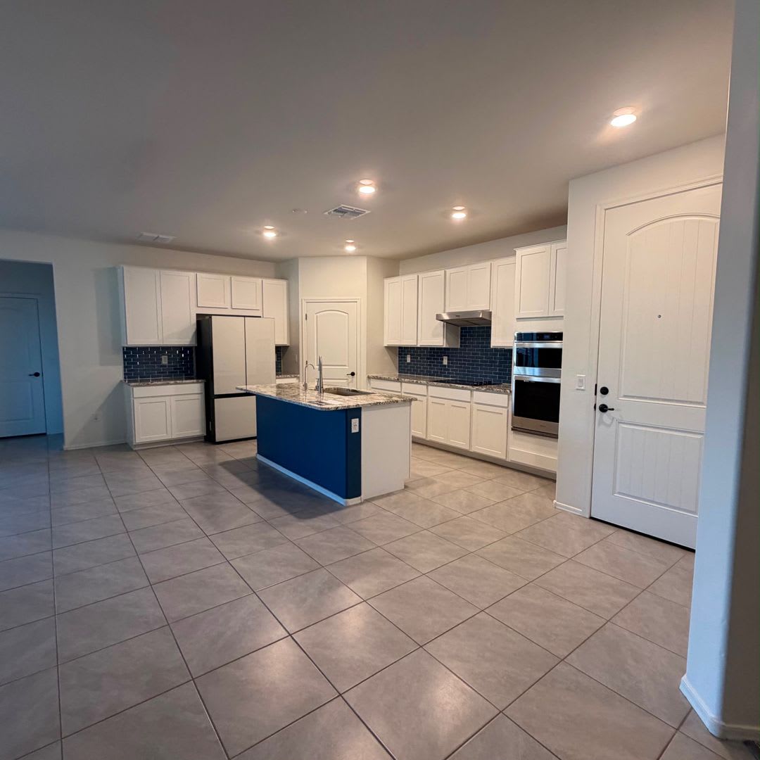 ***MOVE IN SPECIAL!!!! SEPTEMBER RENT FREE!!!! Pristine 3 bedroom 2 bath with den on Eastside!!! – photo 2