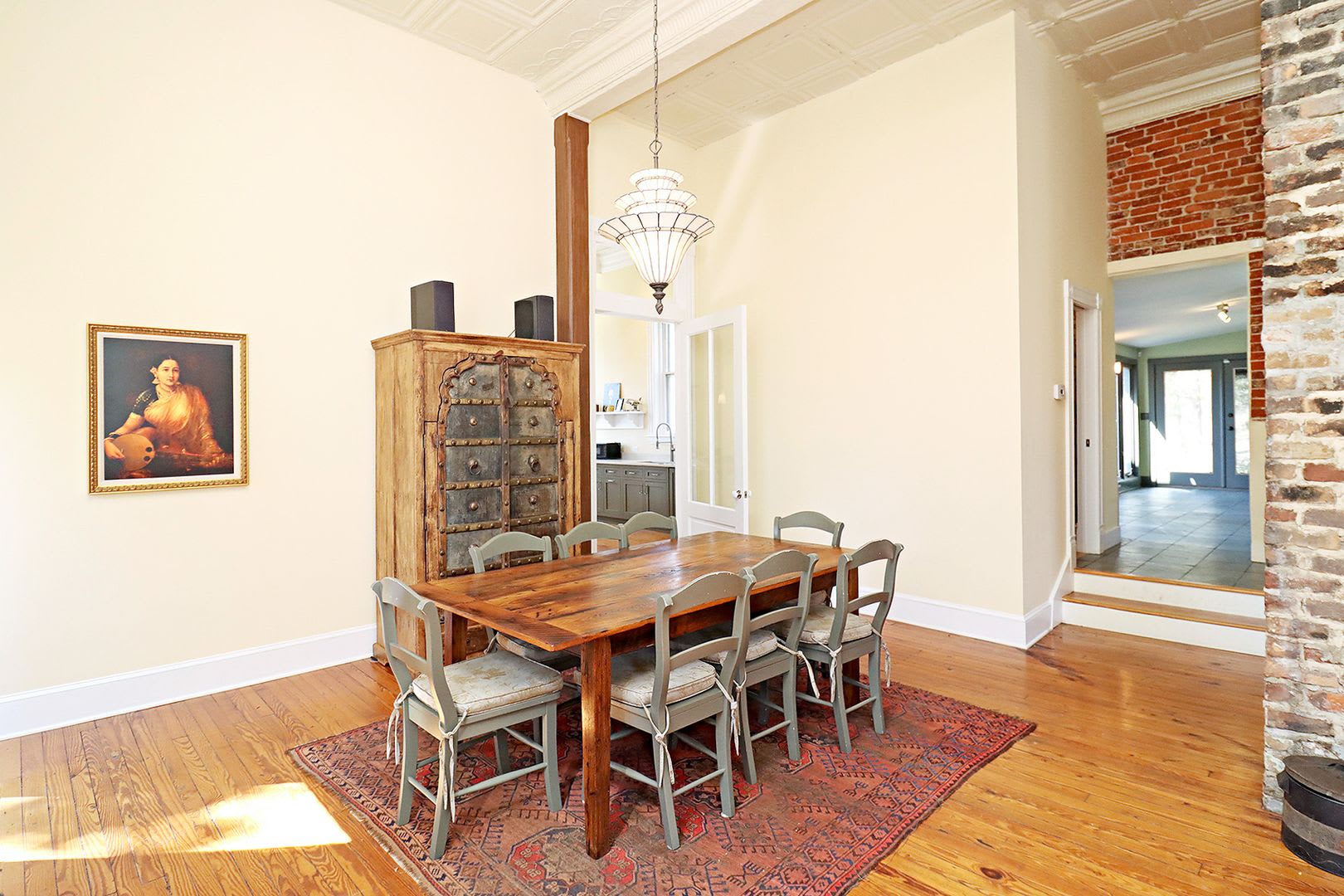 Beautifully Restored Ivy Residence, Fully Furnished with Utilities Included – photo 4
