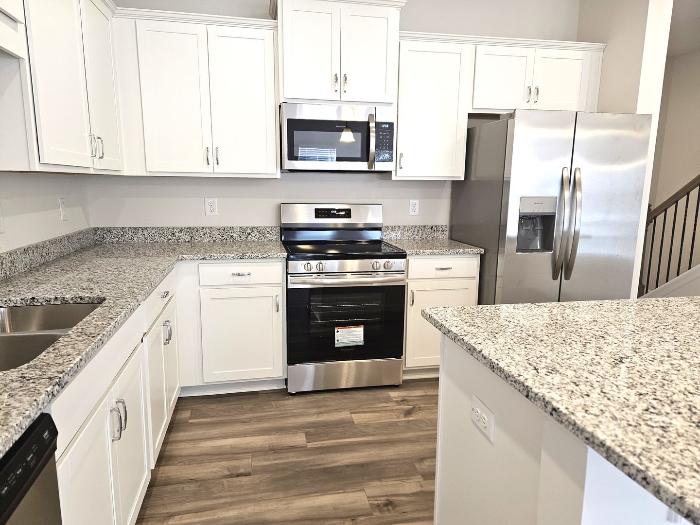 Like-New End-Unit Townhome – photo 3