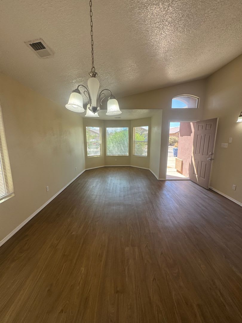 4 bed 2 bath home! Fresh New Paint & Flooring Throughout MOVE IN SPECIAL! – photo 2