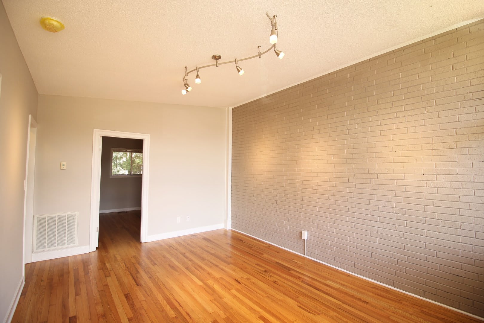 Beautiful 2 Bedroom, 1 Bath home is West Raleigh! Pet Friendly – photo 2