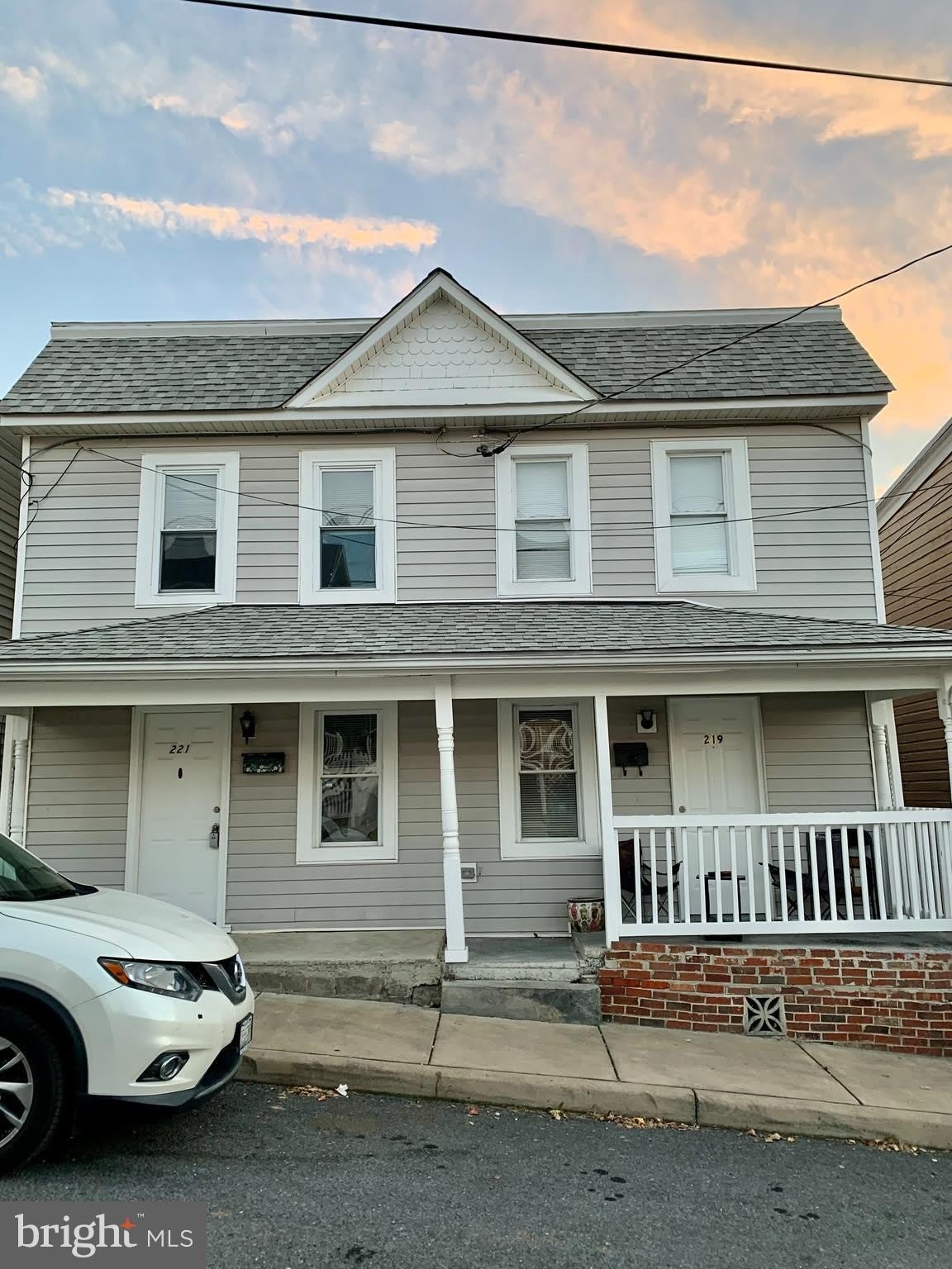 221 BAKER Street – photo 3