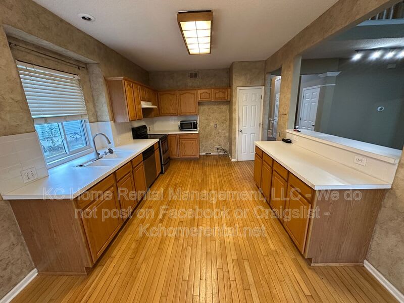 9305 North Charlotte Ct – photo 4