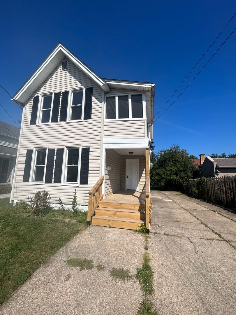 Welcome To This Spacious 6 Bedroom 2 Bathroom House Located In The Vibrant City Of Cleveland – photo 2