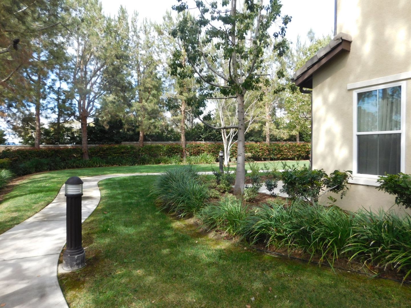 Exquisite 3 Bed 2.5 Bath Two Story Condo, Gated Complex, South Coast Metro – photo 4