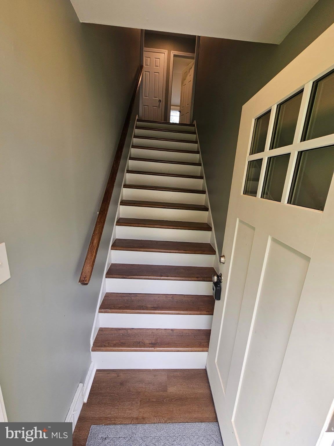 647 ROBERTS Avenue – photo 2