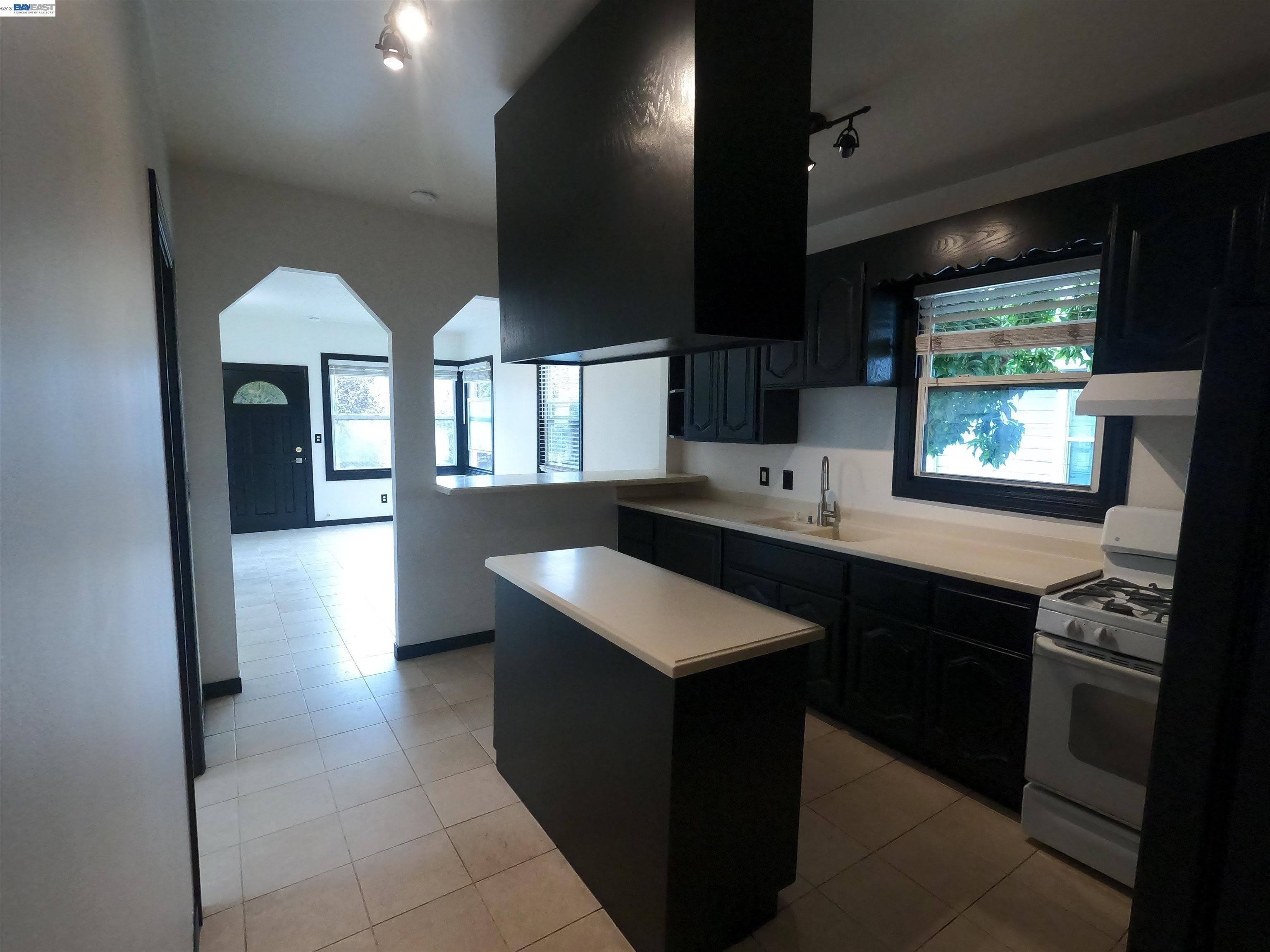 692 45Th St – photo 3