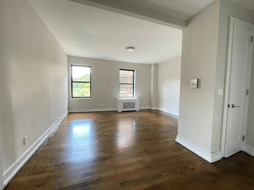 318 Hudson St – photo 4