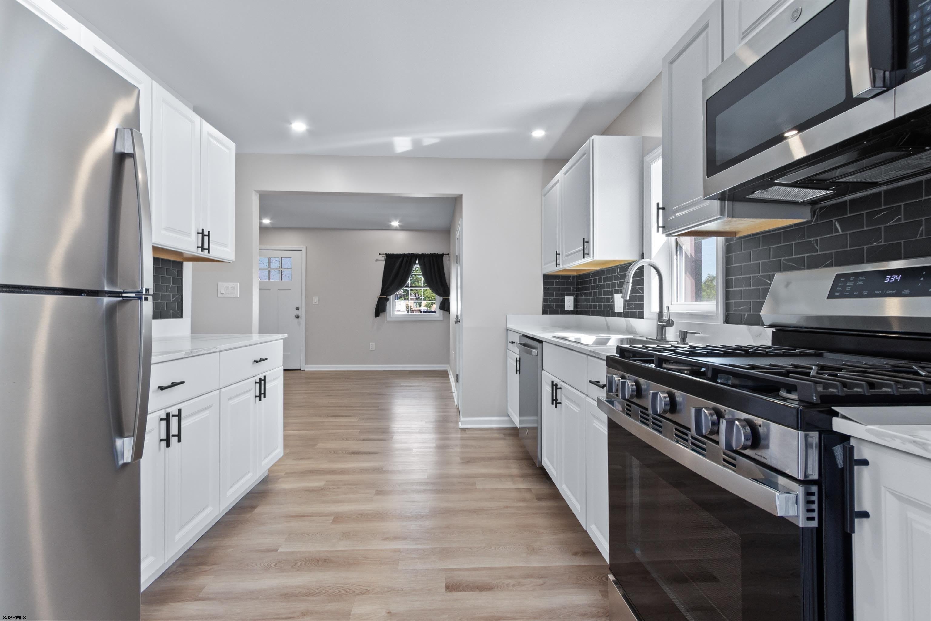 203 E Plaza Pl – photo 2