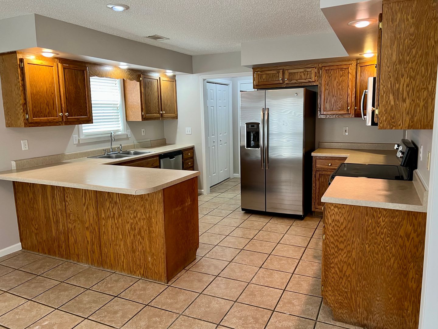 4 Bed, 2 Bath with Fenced Yard, Two-Car Garage, and Jetted Tub – photo 5