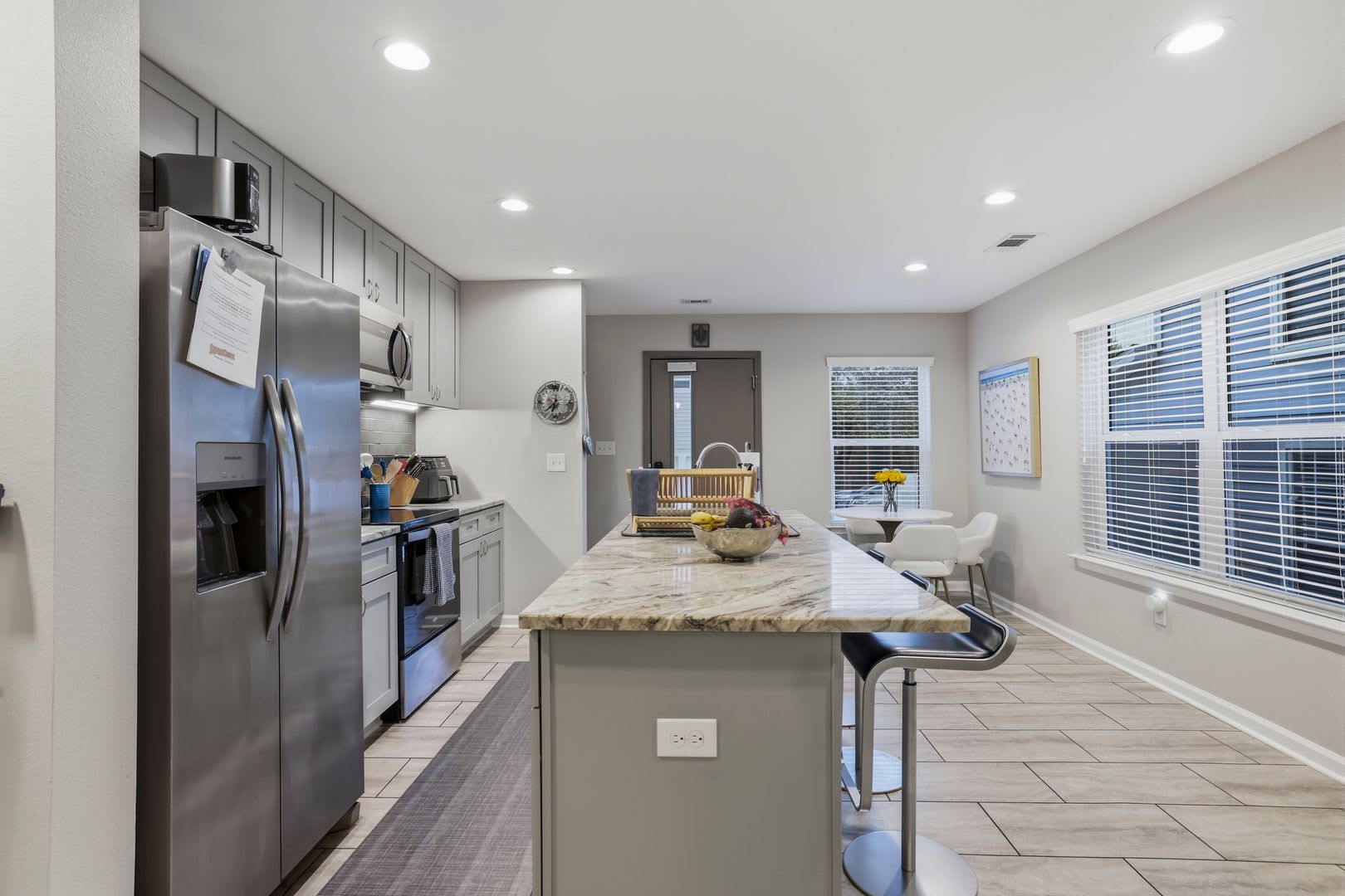 Modern 3 Bedroom Townhome – photo 3