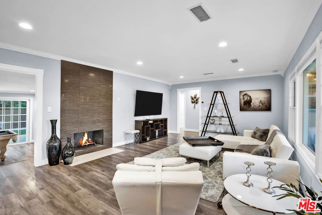 8345 White Oak Ave – photo 2