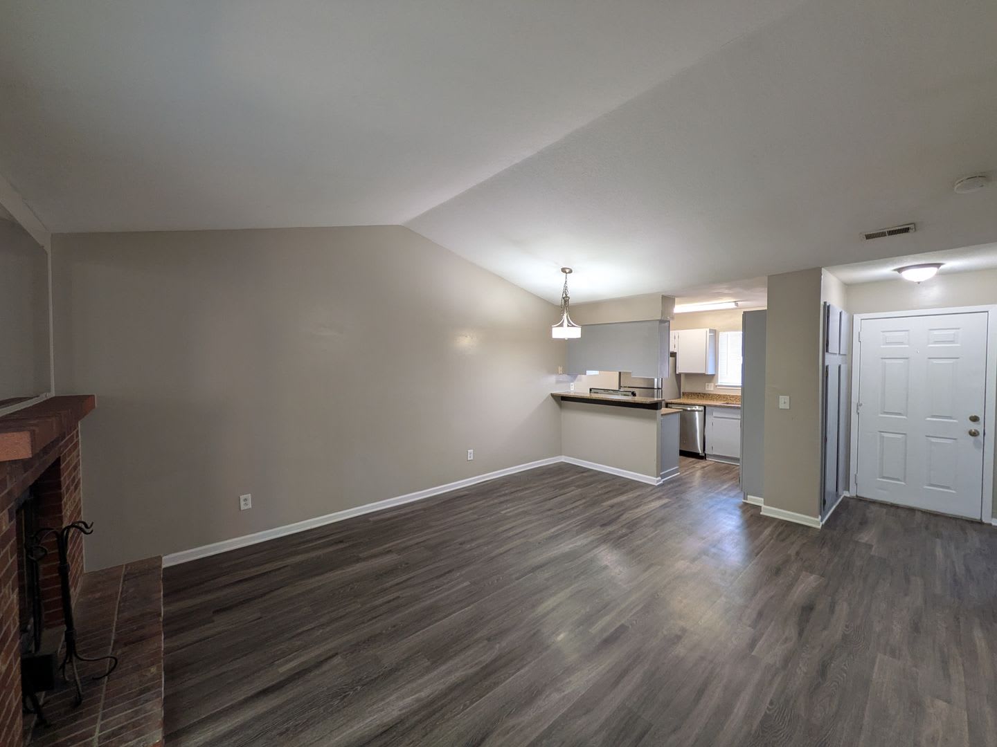 Spacious 2 Bed 1 Bath Condo in Aurora! Available Now! – photo 4