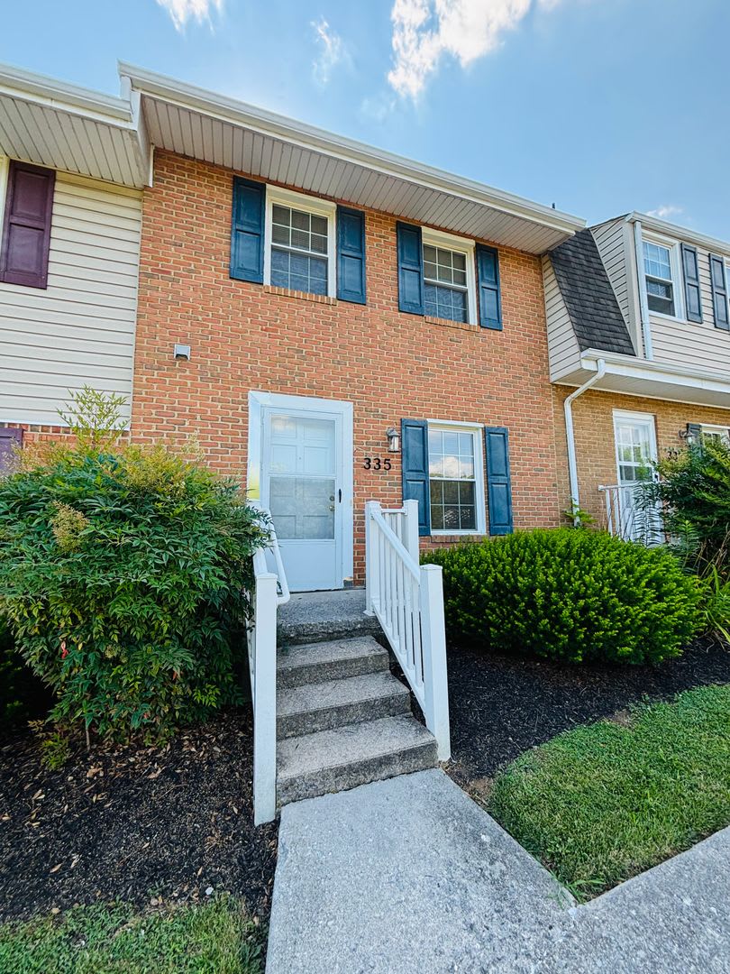 2 Bedroom, 1.5 Bath Townhouse – photo 2