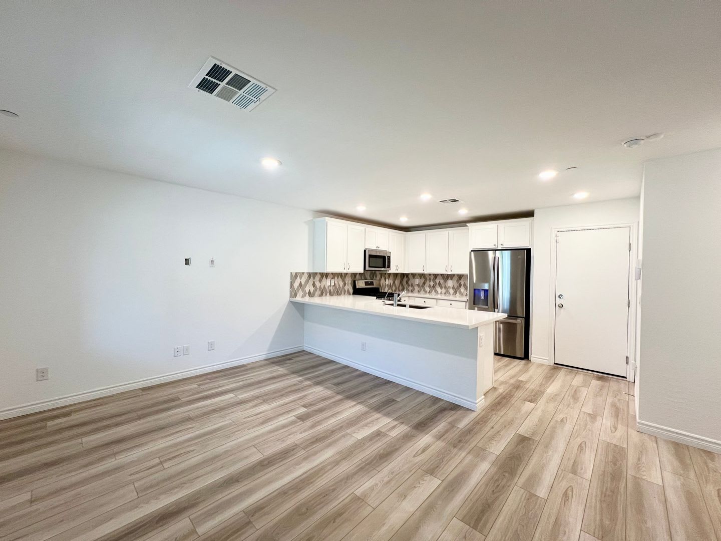 NEWER BUILD 3BD/2.5BA TOWNHOUSE IN NORTHWEST – photo 3