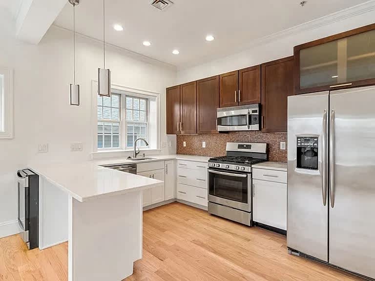 823 E 6th St Unit 8 – photo 4