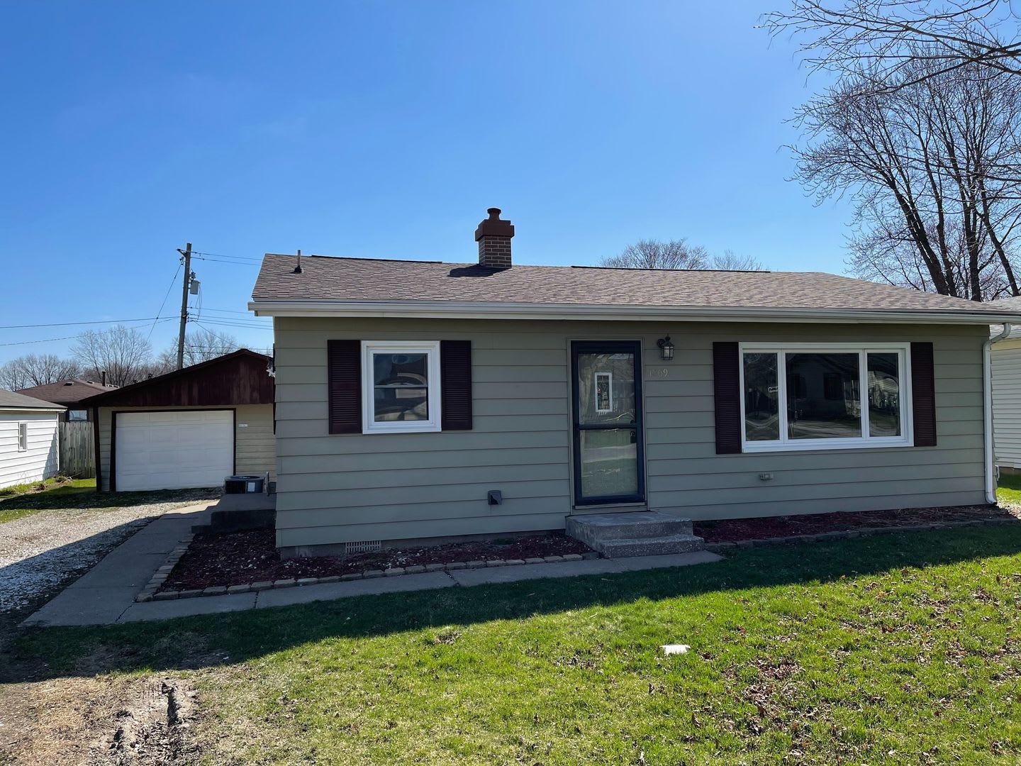 Spacious 2-Bedroom Home with Garage & Large Backyard in Silvis! – photo 1