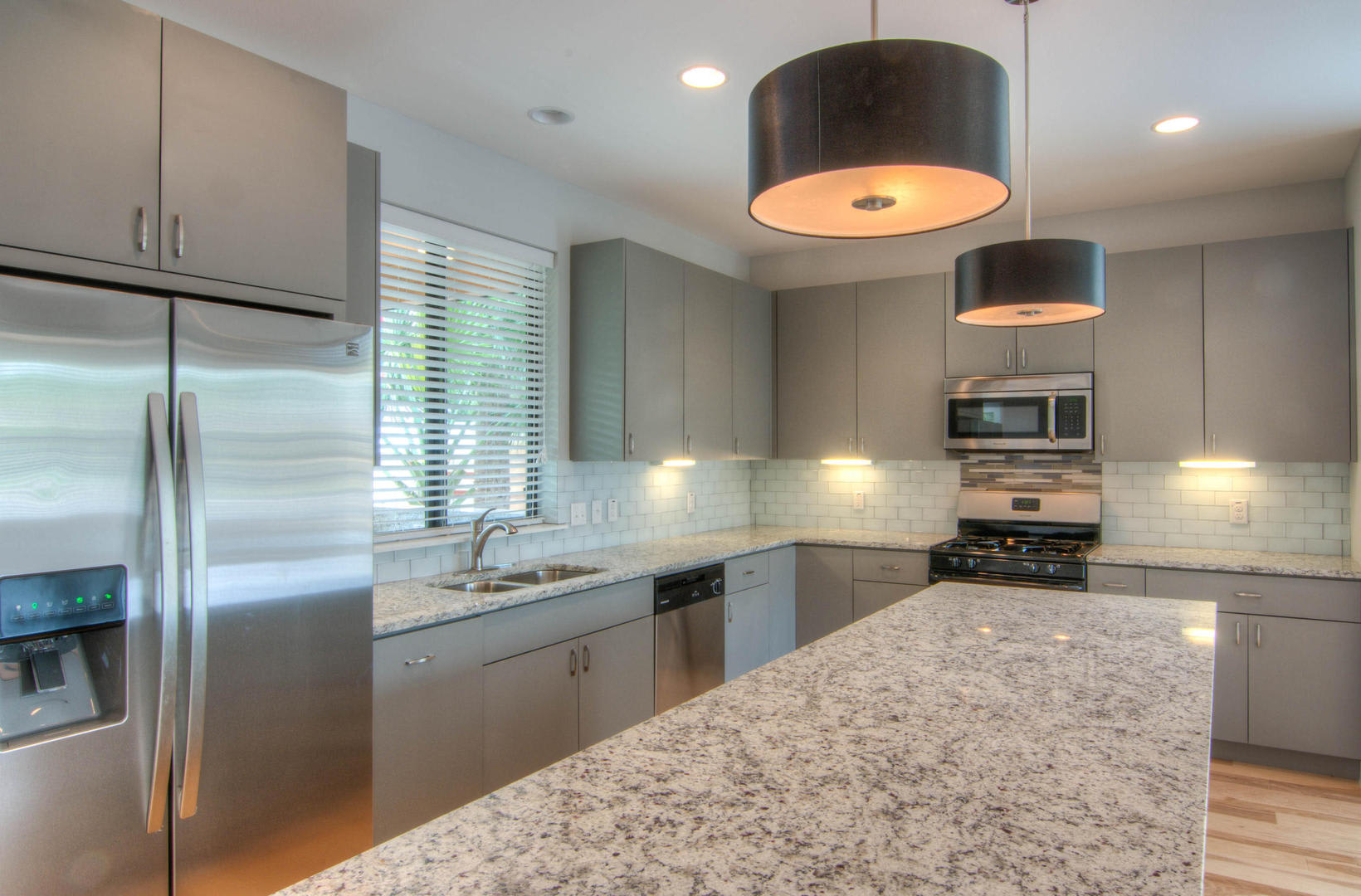 Ut Pre Lease North Campus House 2014 Construction Custom Kitchen Across From The Ut Red River Shuttle – photo 5