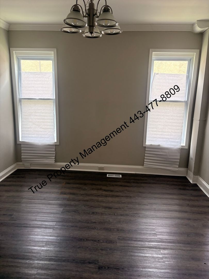 Spacious 5 Bedroom Home With Large Backyard In Unit Washer Dryer – photo 4