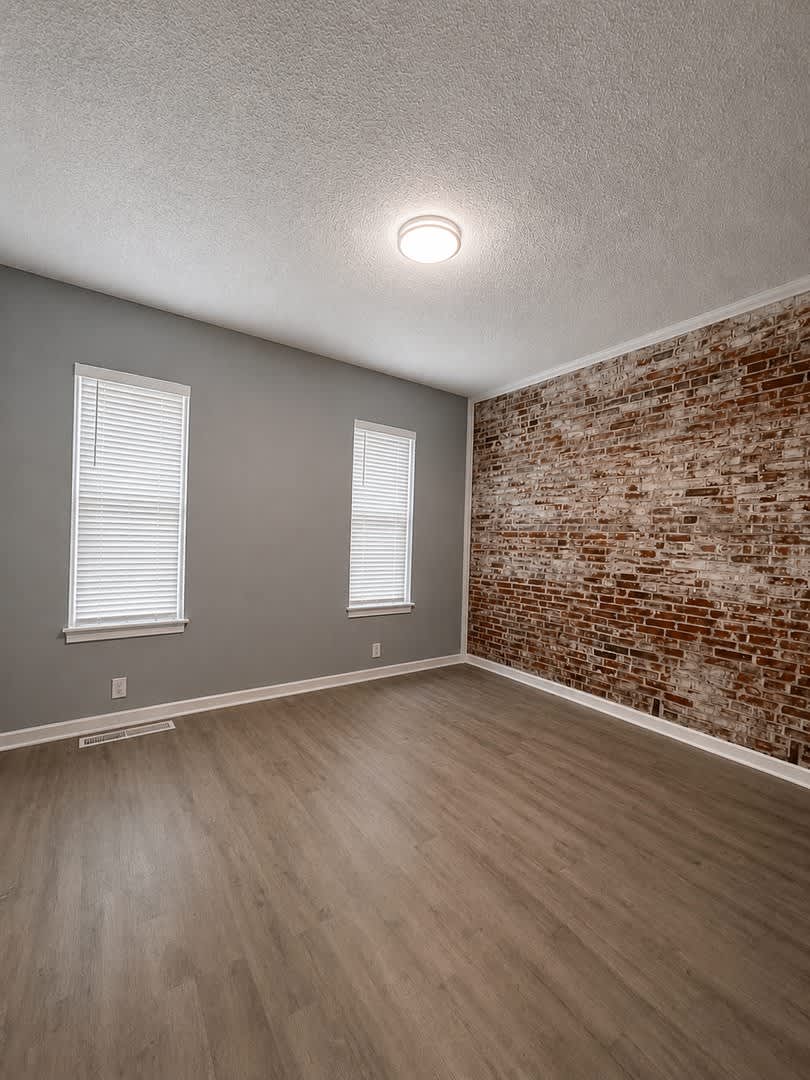 Fully Renovated 1 Bed + Bonus Room – photo 2