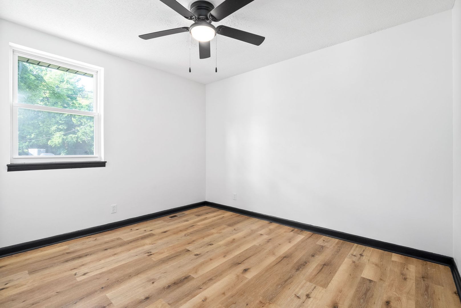 Newly Renovated 3 Bedroom Home For Rent Near Post – photo 5