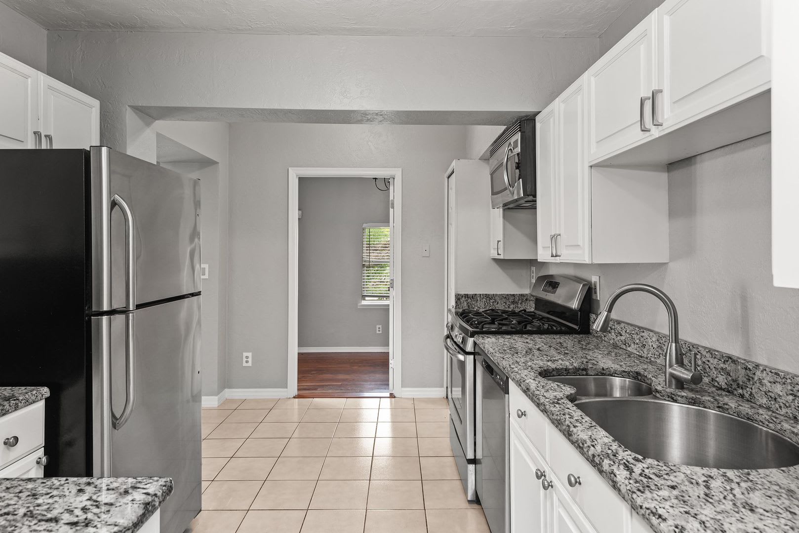 College Park 3 bedroom, 2 bath home for lease – photo 4