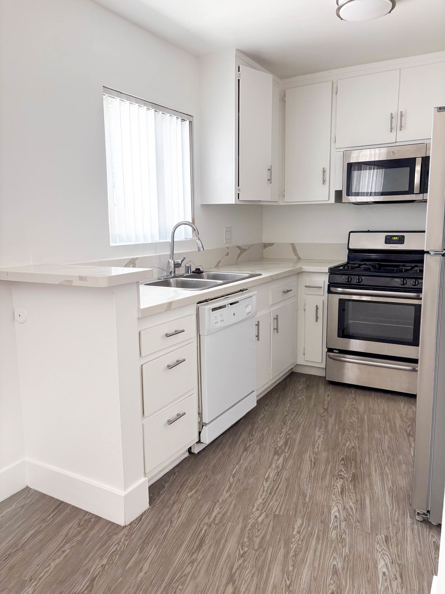 Studio City Midrise Apartments – photo 2