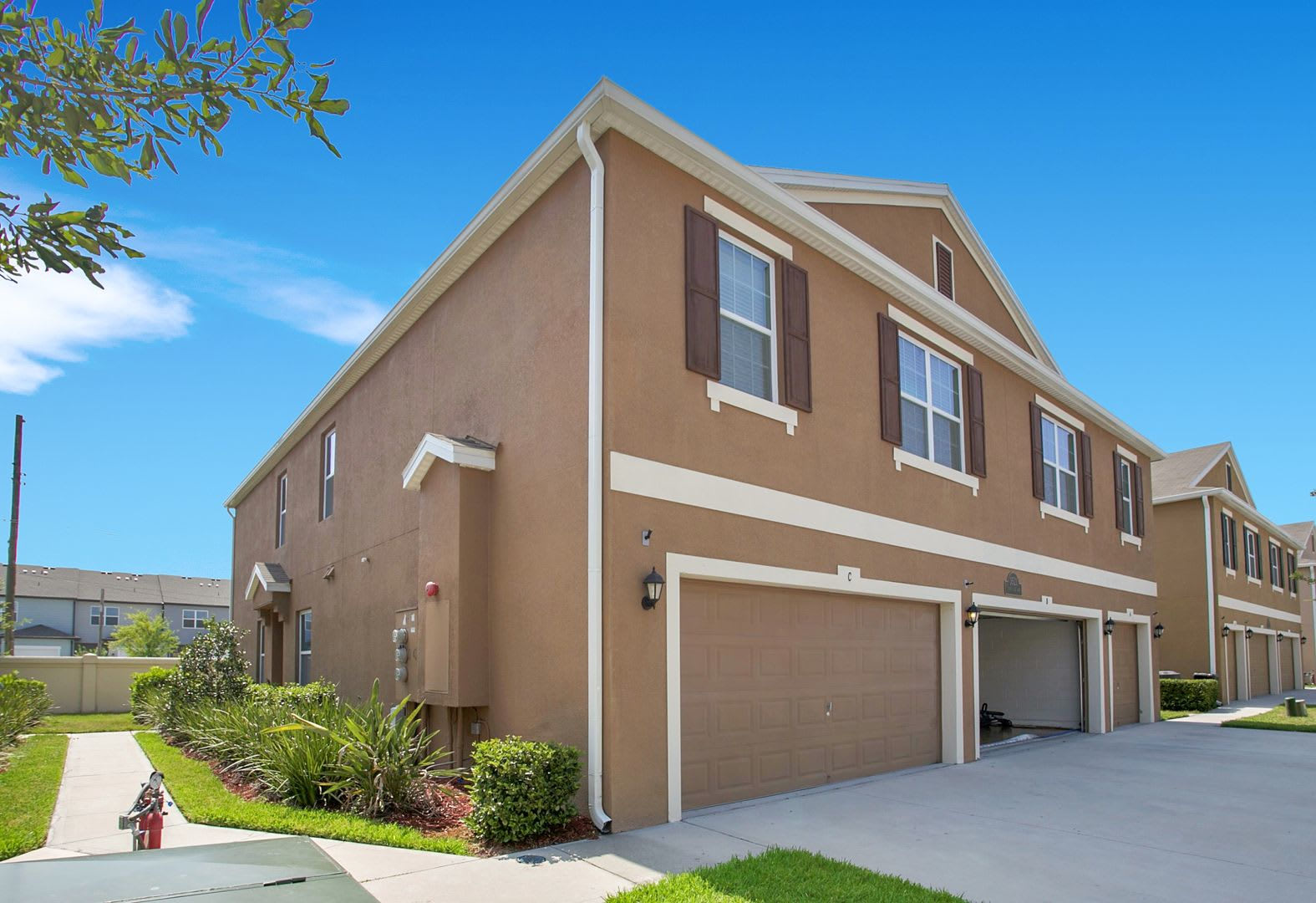 Discount Offer Spacious 3 Bdrm Townhome With 2 Car Garage In Gated Community – photo 1