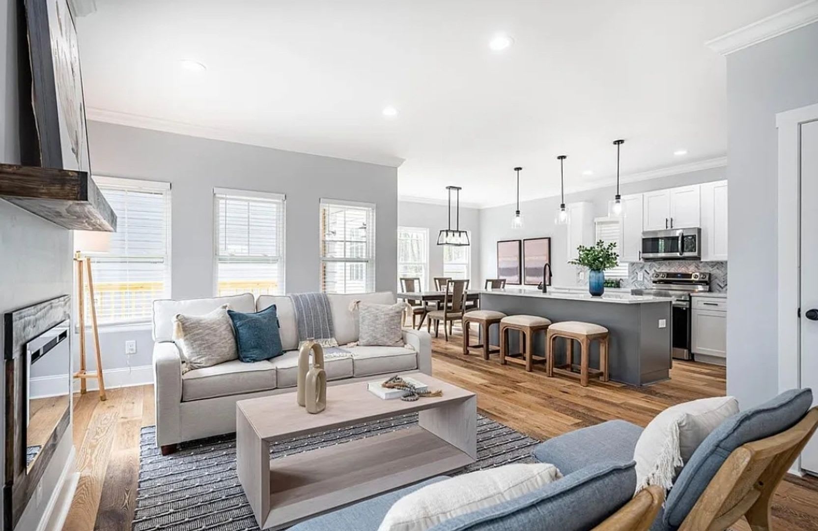Room in 5 Bedroom Home at Booker Ave – photo 3