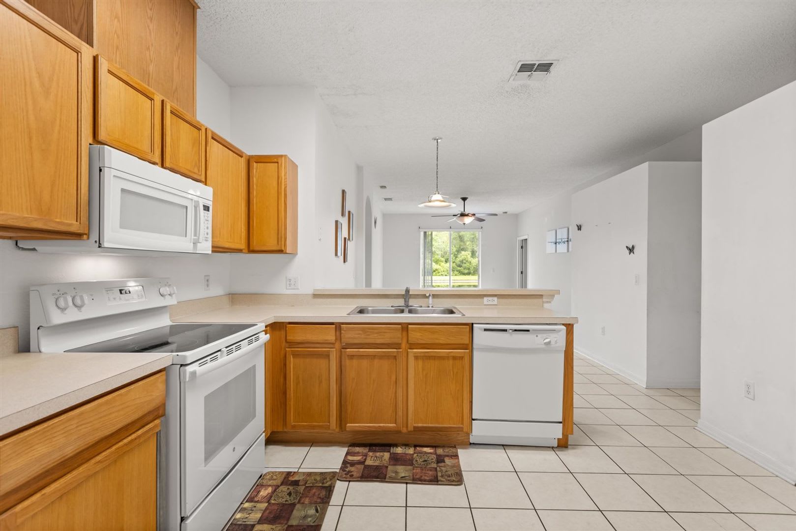 Great location with room to entertain – photo 5