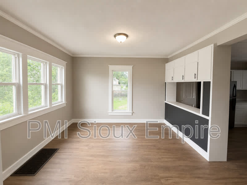918 w 10th st – photo 2