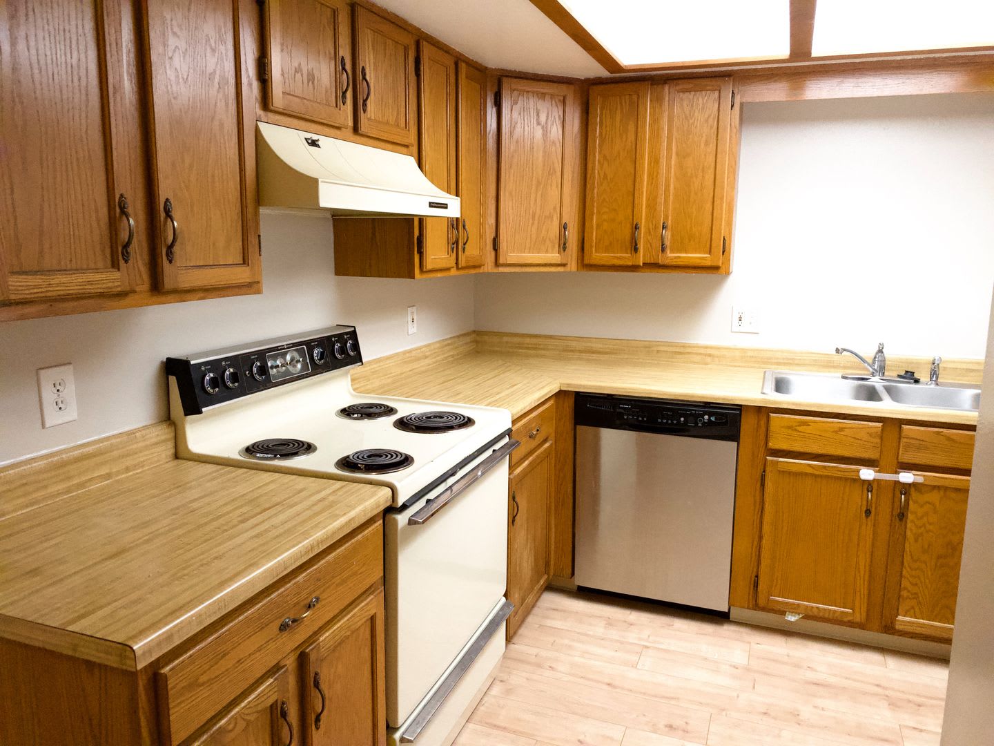 Evolve Real Estate: 2 Bedroom Condo in Aurora available for Immediate Move In! – photo 2