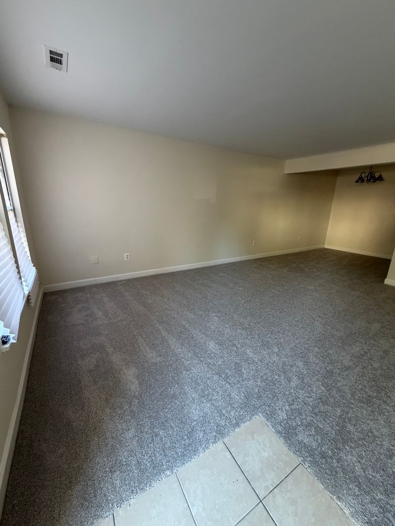 3 LEVEL TOWNHOUSE WITH 3BEDROOMS AND 2 FULL BATHS – photo 3