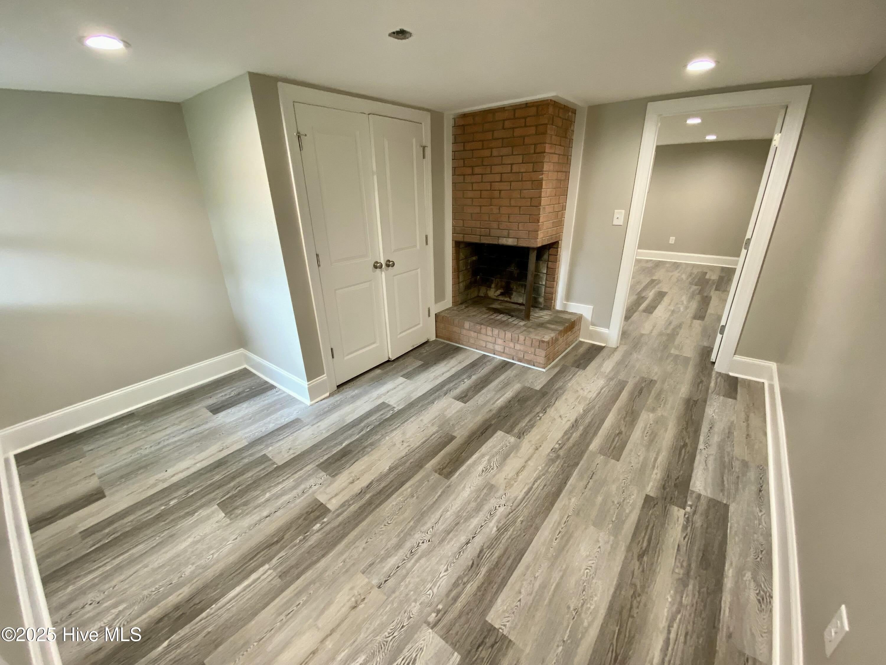 1910 E 9th Street – photo 2