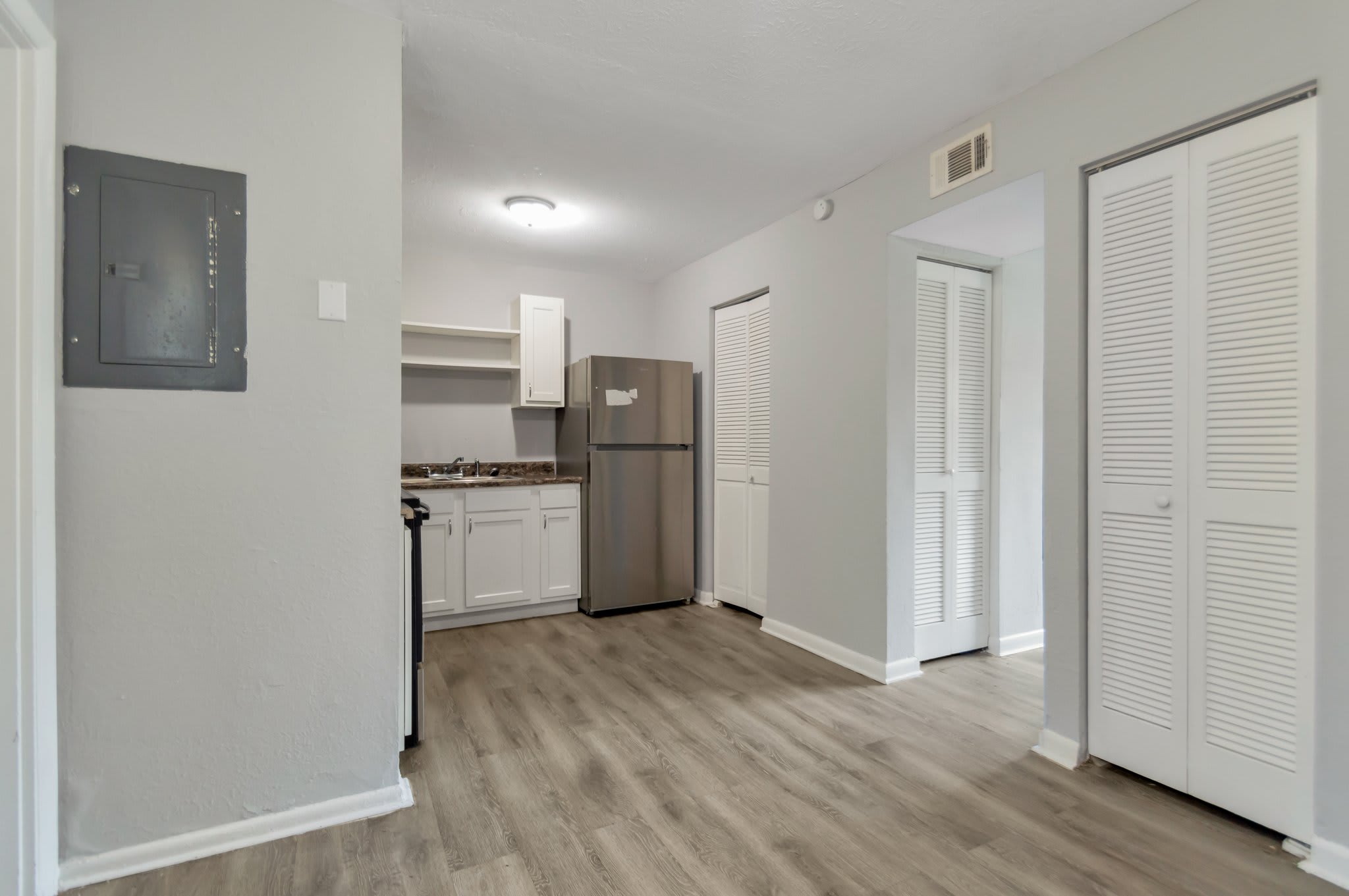 4543 Moncrief Road West – photo 5