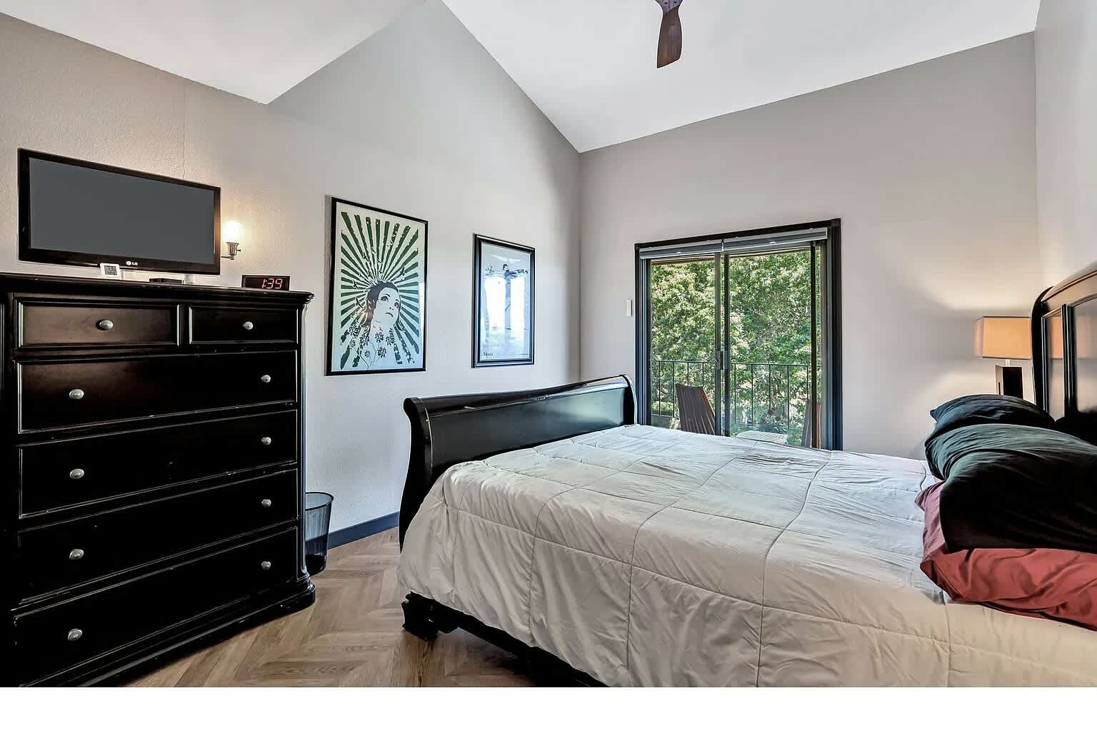 5585 East Evergreen Boulevard – photo 3